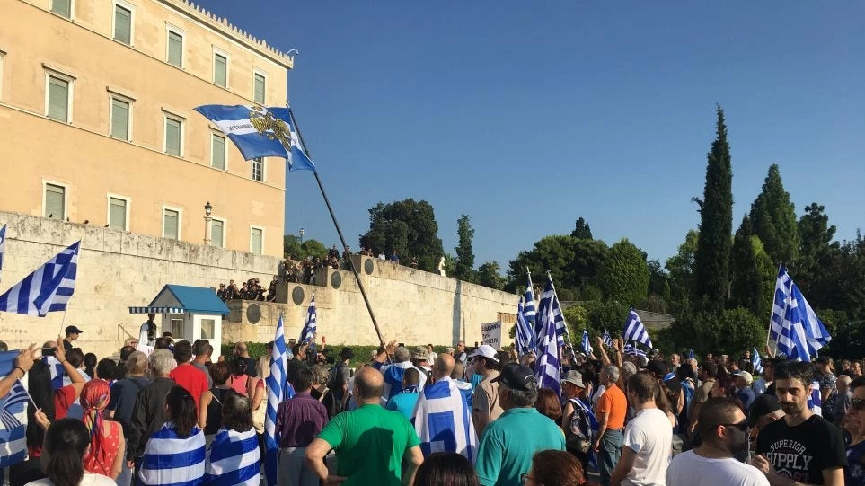 Πατριωτικός ξεσηκωμός για την Μακεδονία: Σε εξέλιξη τα συλλαλητήρια στο Σύνταγμα και τη Θεσσαλονίκη – Ένταση μεταξύ διαδηλωτών και αστυνομίας